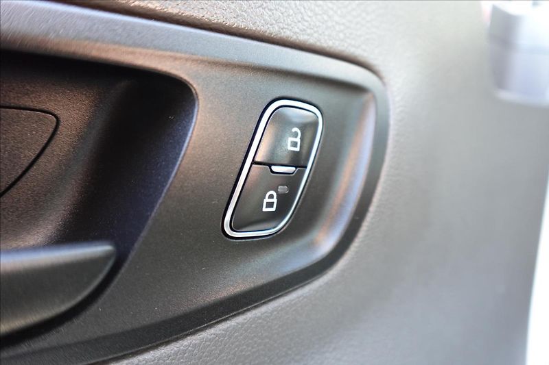 Ford Transit 2,0 TDCi  L3H2 8MÍST BUS KLIMA - fotka 26 z 40