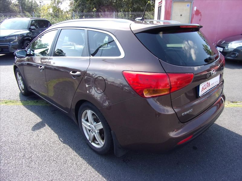 Kia Ceed 1,6 CRDi Exclusive SW - fotka 5 z 28