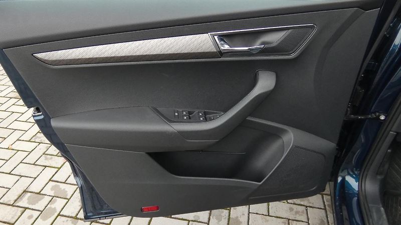 Škoda Karoq 1,5 TSI DSG Style - fotka 8 z 21