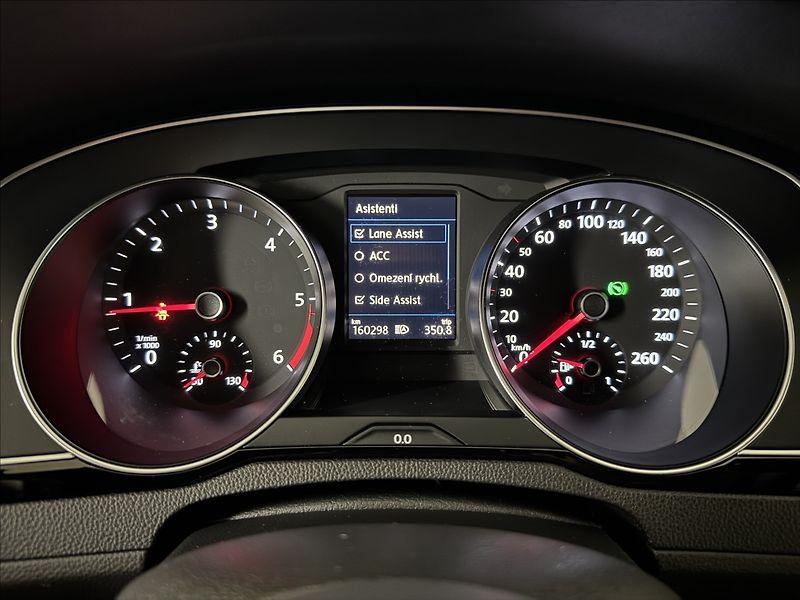 Volkswagen Passat 2,0 TDi  DSG R-Line LED Assist - fotka 26 z 44