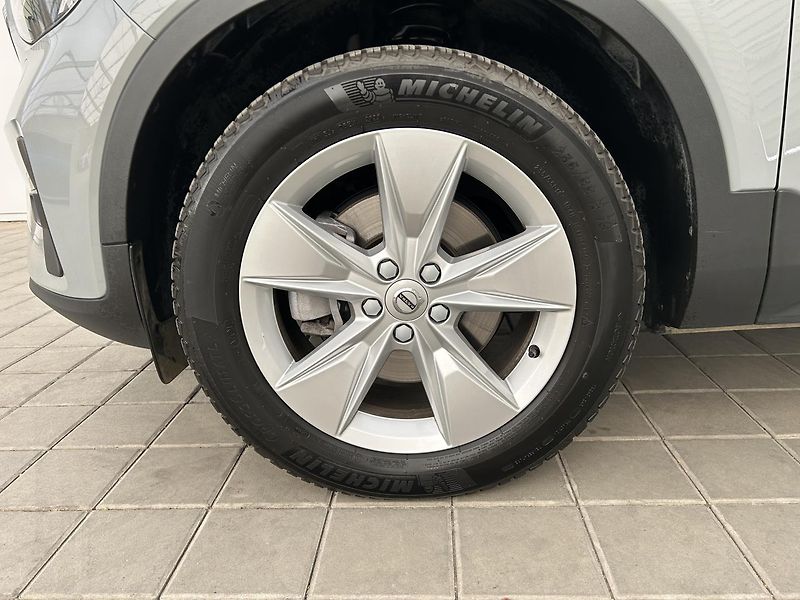 Volvo XC40 2.0 B3 CORE - fotka 10 z 28