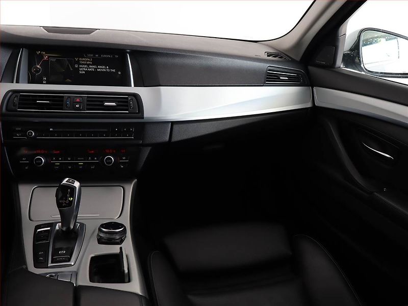 BMW Řada 5 (2013) 530d xDrive, 4X4, Automat - fotka 8 z 27