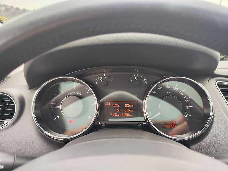 Peugeot 5008 2.0 HDI/110kW Allure - fotka 18 z 35