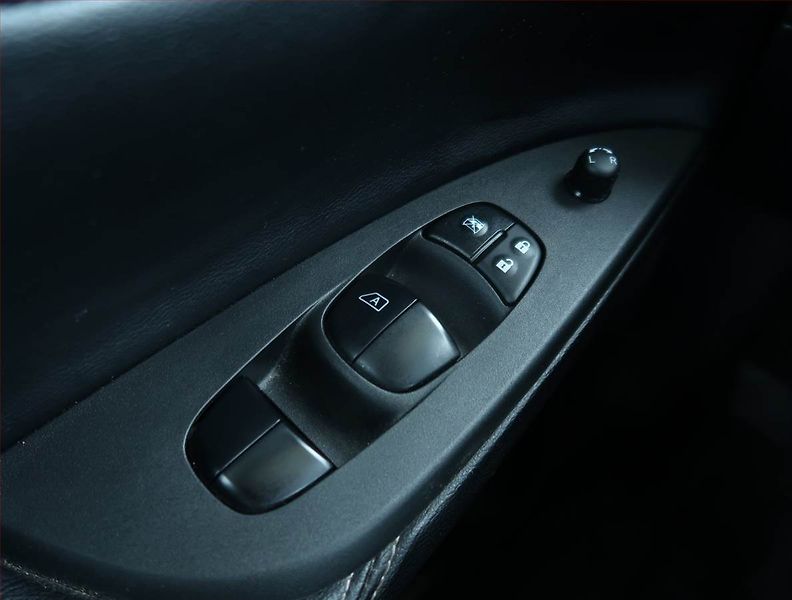 Nissan Pulsar (2015) 1.2 DIG-T, Automat, Serv.kniha - fotka 18 z 23