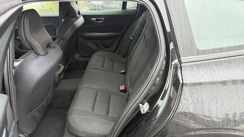 Volvo V60 (2019) D4 140KW AUTOMAT - fotka 10 z 17