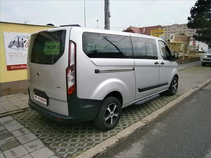 Ford Tourneo Custom 2,2 TDCI 114 KW  TITANIUM - fotka 6 z 21