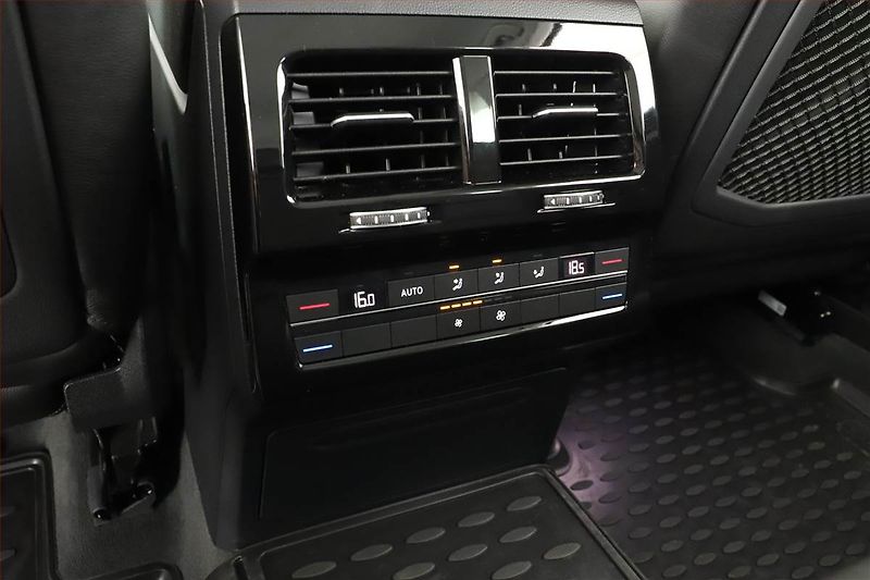 Volkswagen Touareg (2018) 3.0 TDI - fotka 27 z 30