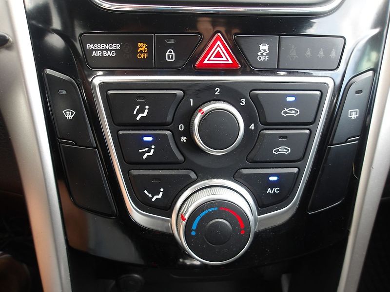 Hyundai i30 1,6i ČR - fotka 20 z 27