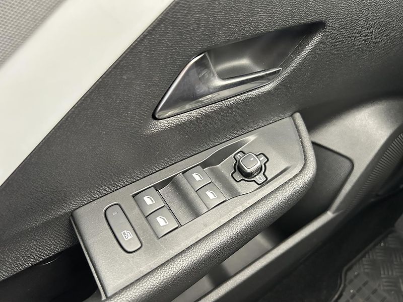 Opel Astra 1.2 Turbo 110k Edition - fotka 29 z 30