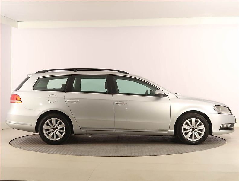 Volkswagen Passat (2012) Comfortline 2.0 TDI, Navi - fotka 6 z 21