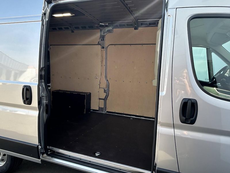 Peugeot Boxer (2025) 3300 L2H2  2,2 BlueHDi MAN6 - fotka 10 z 28