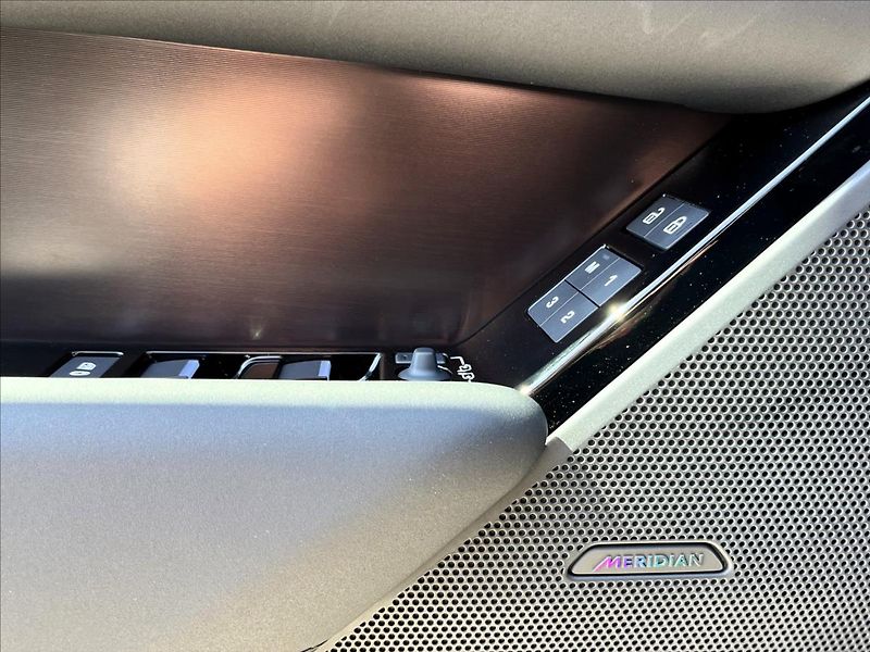 Land Rover Range Rover Velar 2,0 D200 DYNAMIC SE AWD - fotka 13 z 37