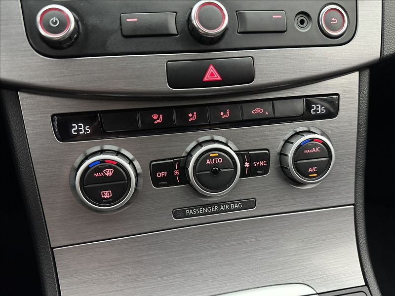 Volkswagen Passat 1,4 TSi NAVI SENZORY TAŽNÉ - fotka 19 z 36