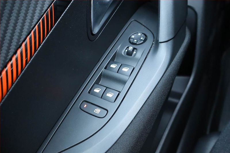 Peugeot 2008 (2020) 1.2 PureTech, Serv.kniha - fotka 20 z 24
