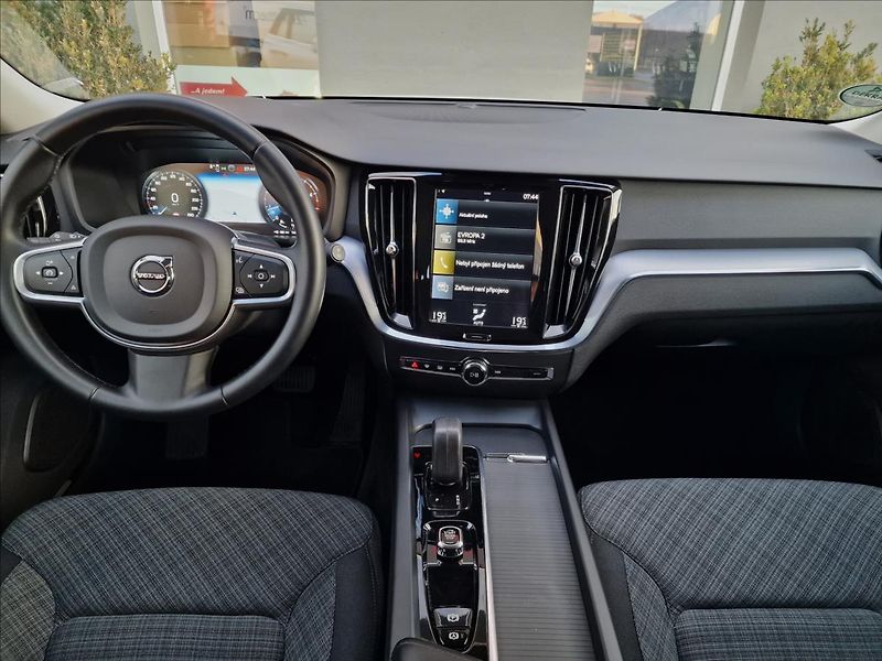 Volvo V60 B4 FWD Momentum Pro,ČR,1.Maj. - fotka 25 z 50