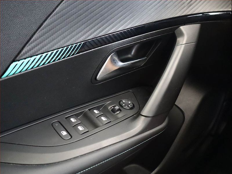 Peugeot 2008 (2021) Allure 1.2 PureTech, Tempomat - fotka 16 z 16