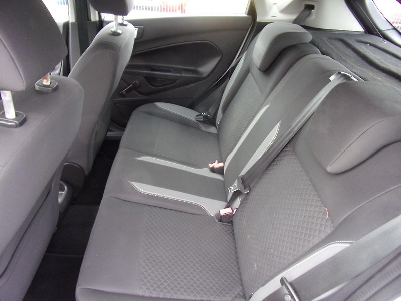 Ford Fiesta (2015) 1,5 - ZADÁNO - fotka 14 z 28