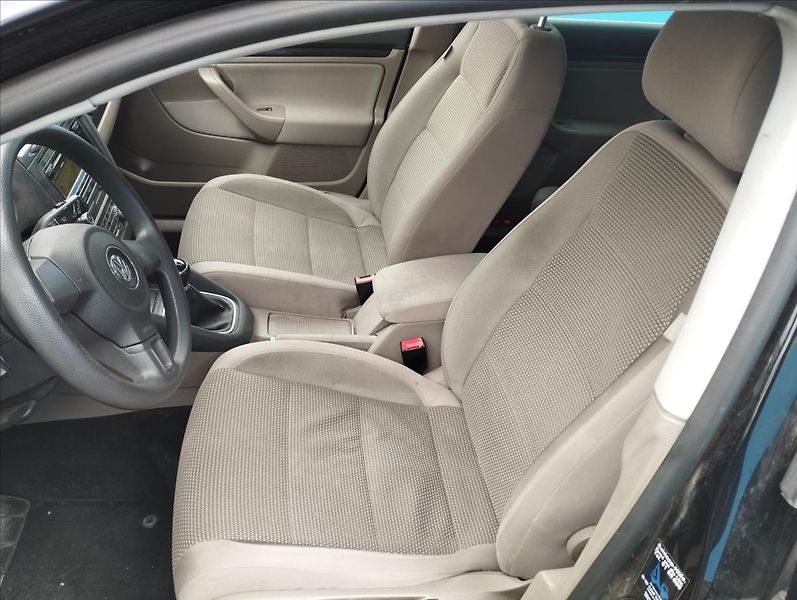 Volkswagen Golf 1,6 TDi 77KW - fotka 7 z 16