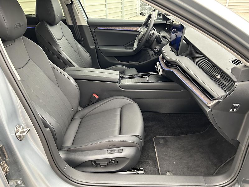 Škoda Superb 2.0 TDi L & K - fotka 31 z 33