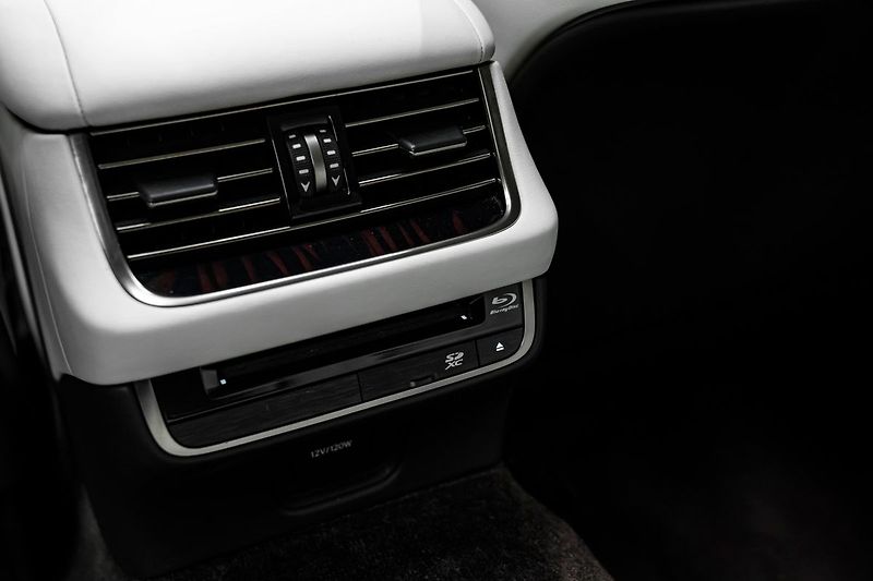 Lexus LS 500 H - fotka 24 z 30