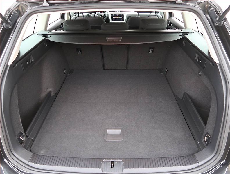 Volkswagen Passat (2018) 2.0 TDI, Automat, Navi - fotka 14 z 20