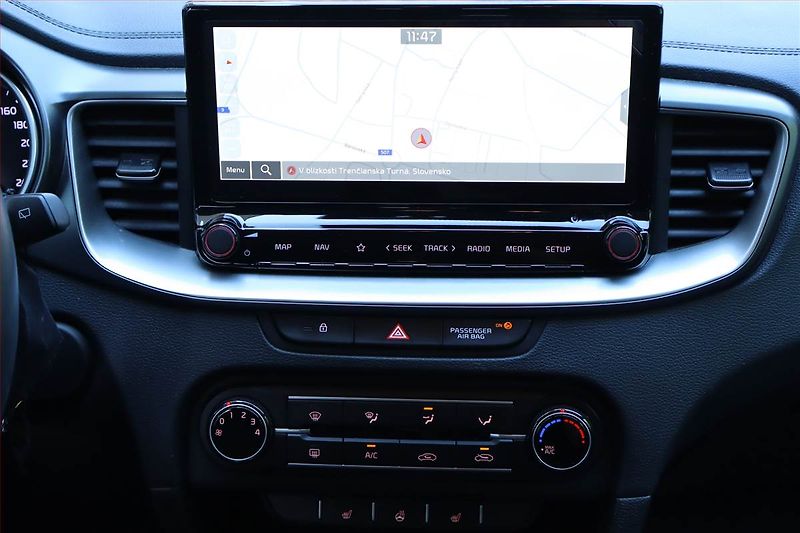 Kia Ceed (2024) Silver 1.5 T-GDI, Serv.kniha - fotka 11 z 19