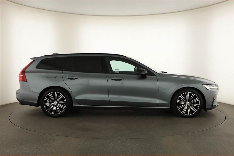 Volvo V60 (2021) R-Design B4 - fotka 6 z 17
