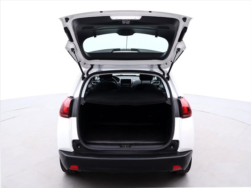 Peugeot 2008 1,2 PureTech 61kW Allure CZ - fotka 9 z 36