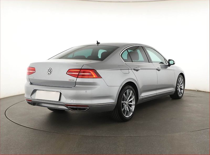 Volkswagen Passat (2019) 2.0 TSI - fotka 5 z 20