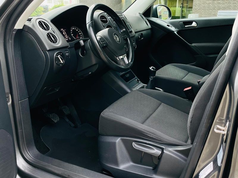 Volkswagen Tiguan 1.4TSI MANUÁL SENZORY TAŽNÉ - fotka 30 z 47