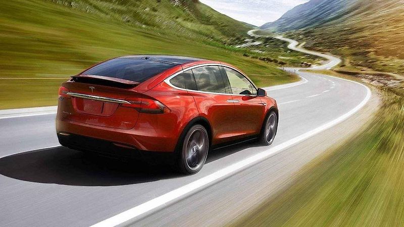 Model X v autonomním režimu čelně naboural do betonového rozdělovače pruhů na dálnici.