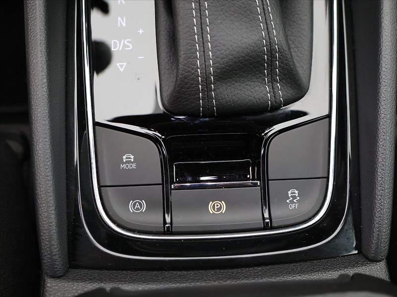 Škoda Karoq 2,0 TDI Sportline 4x4 DSG 1.ma - fotka 25 z 34
