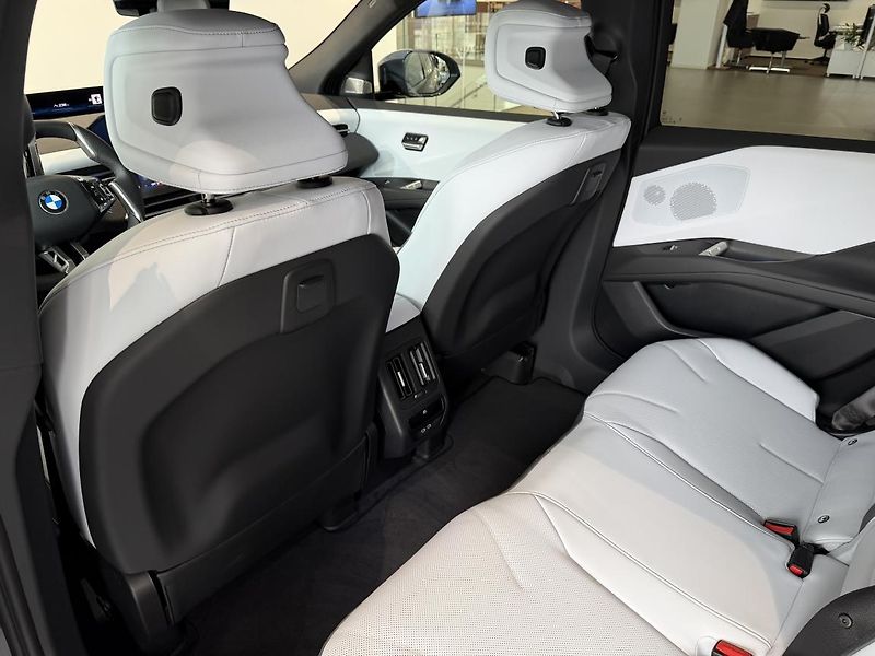 BMW iX3 50 xDrive - fotka 8 z 8