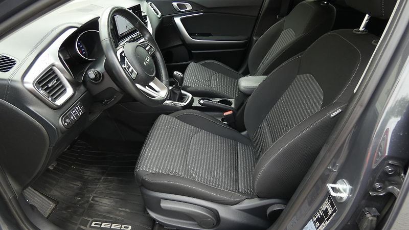 Kia Ceed SW 1.5 T-GDI SPIN - fotka 18 z 22