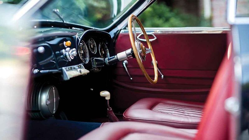 Auto je v rozebraném stavu, ale většina důležitých dílů ležela v garáži společně s karoserií.