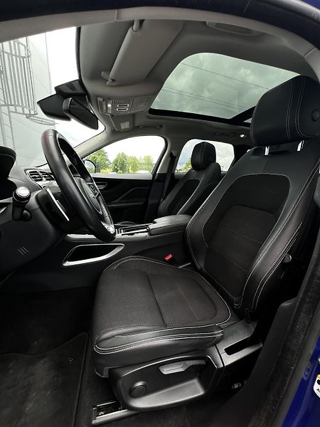Jaguar F-Pace 25D AWD 177kW R-Sport DPH TZ - fotka 6 z 29