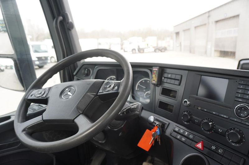 Mercedes-Benz (2018) Arocs 2633 flatbed truck/Crane - fotka 21 z 24