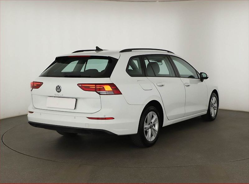 Volkswagen Golf (2024) Life 1.0 TSI - fotka 5 z 19