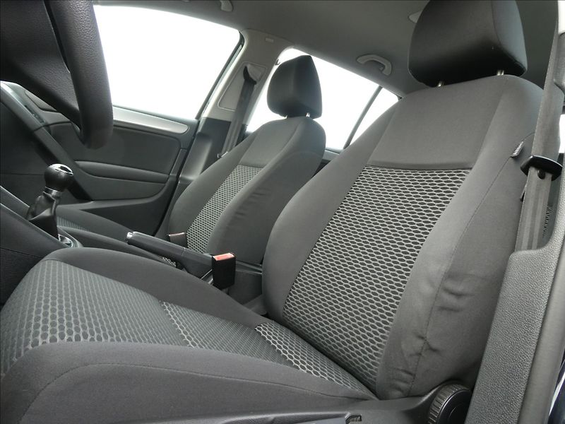 Volkswagen Golf 1,6 TDi 77kW serviska, závěs - fotka 30 z 43