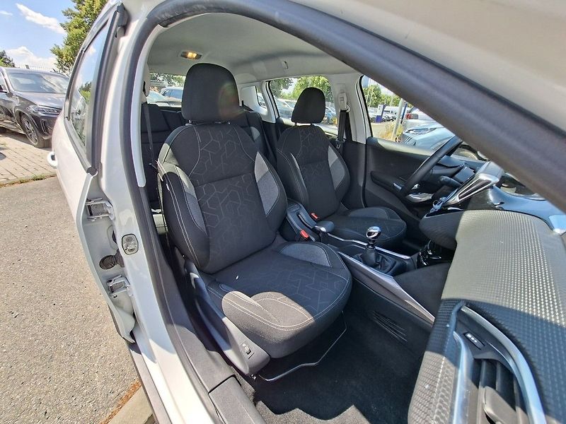 Peugeot 2008 1,2 PT 130k M6 2.MAJ - fotka 14 z 23
