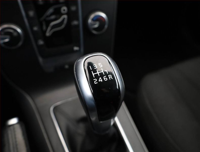Volvo V40 (2017) 2.0 D2, Serv.kniha, Navi - fotka 12 z 16