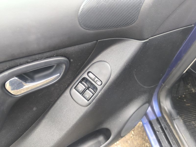 Seat Leon TDI66KW,KRÁSNÝ,110KM, SERVISKA - fotka 17 z 20