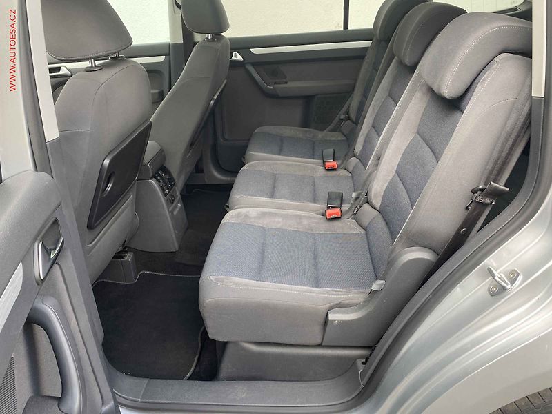 Volkswagen Touran (2012) 2.0 TDi, AC, panor - fotka 10 z 18