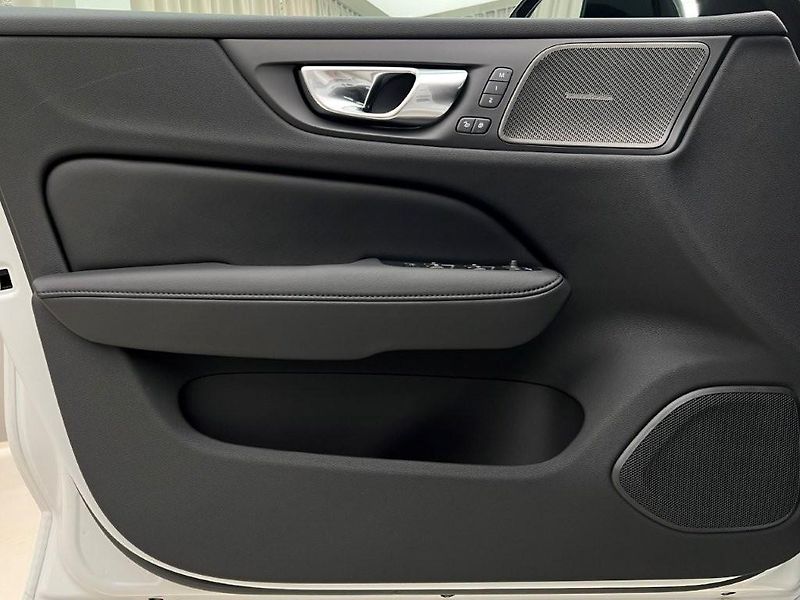 Volvo V60 (2026) B4 PLUS DARK AUT - fotka 21 z 44