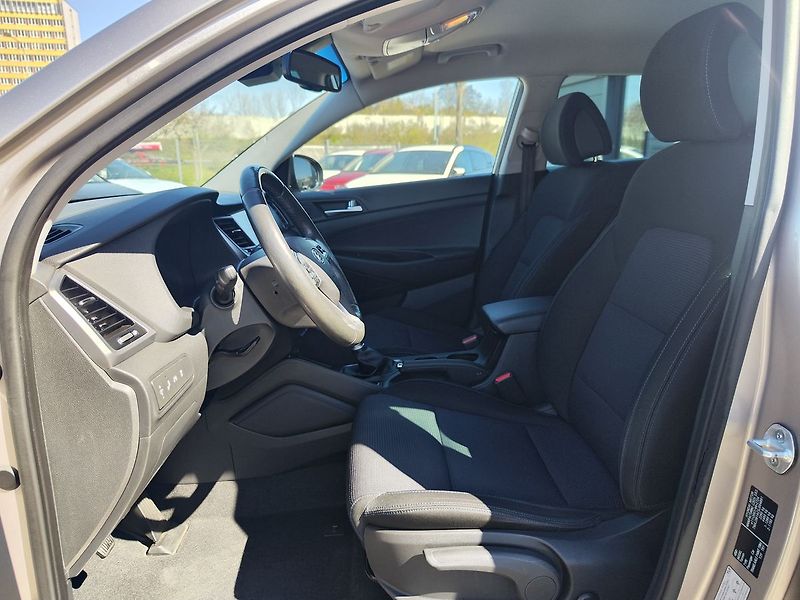 Hyundai Tucson 2.0 CRDi/100kW Style 4x4 - fotka 15 z 36