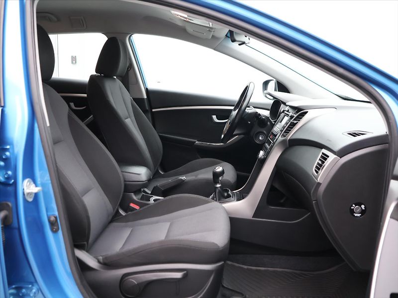 Hyundai i30 1,6 CRDi 81kW CZ Weekend - fotka 12 z 38