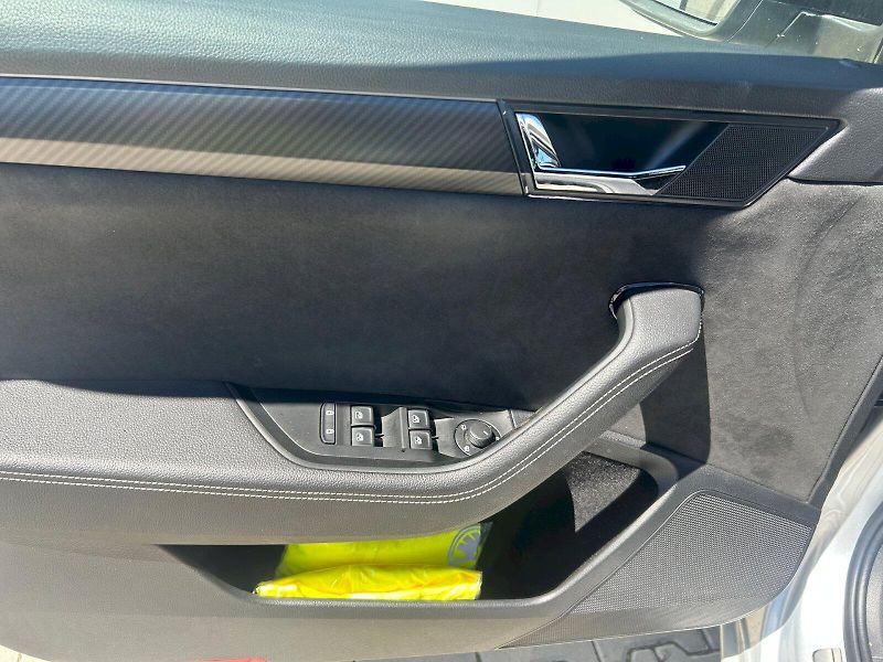 Škoda Superb (2023) COM GRT SPO4X4 TD 140/2.0 A7A - fotka 26 z 33