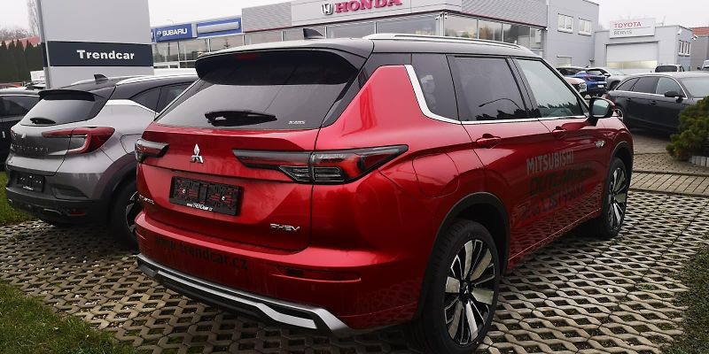 Mitsubishi Outlander 2.4 PHEV INSTYLE 4WD NOVÝ VŮZ - fotka 8 z 11