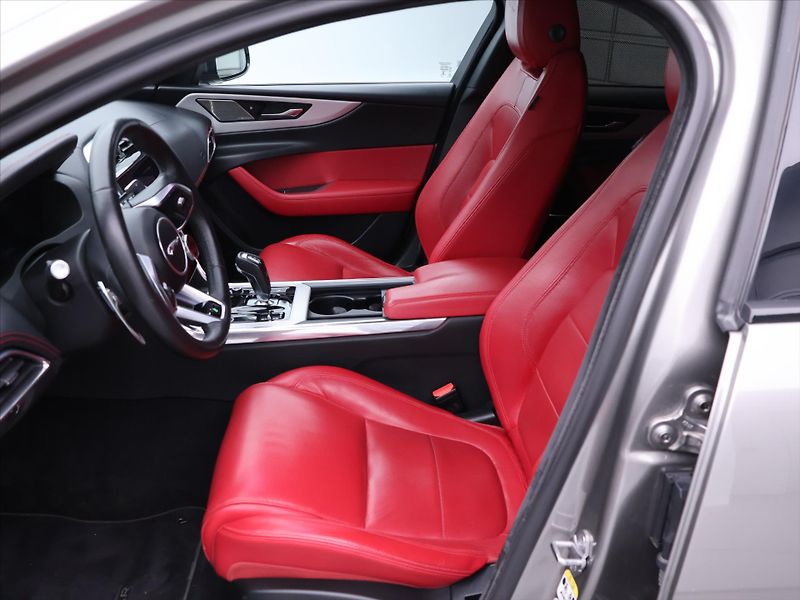 Jaguar XE 2,0 P300 221kW R-Dynamic DPH - fotka 13 z 43