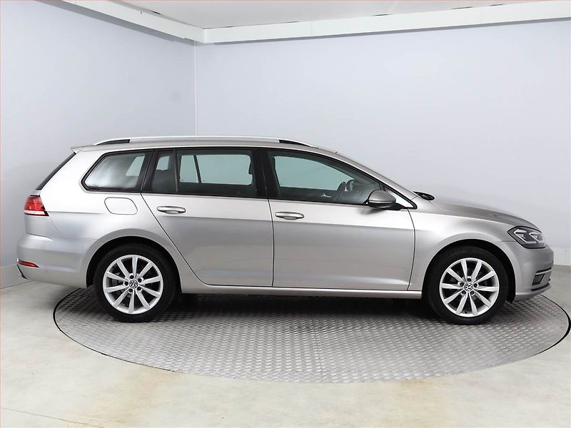 Volkswagen Golf (2018) 1.0 TSI, Tempomat - fotka 6 z 17